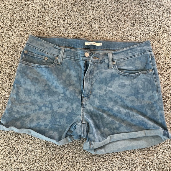 Levi’s Shorts - Picture 2 of 3